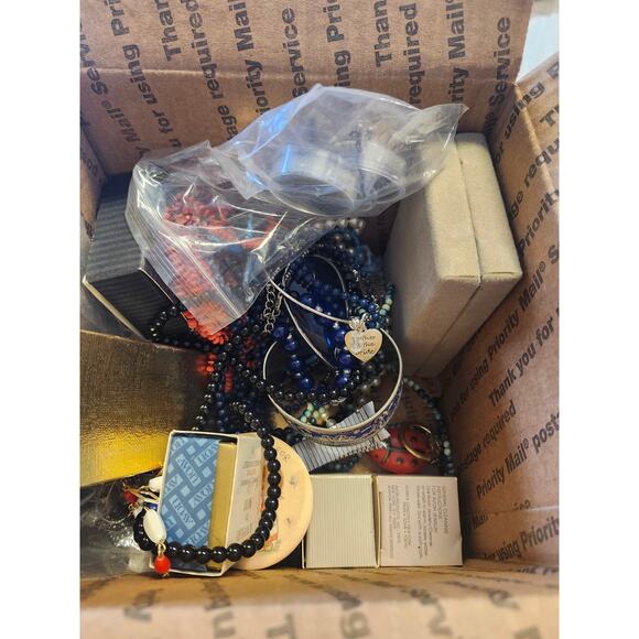 2lbs Vintage Costume Jewelry wearable lot - Picture 4 of 4